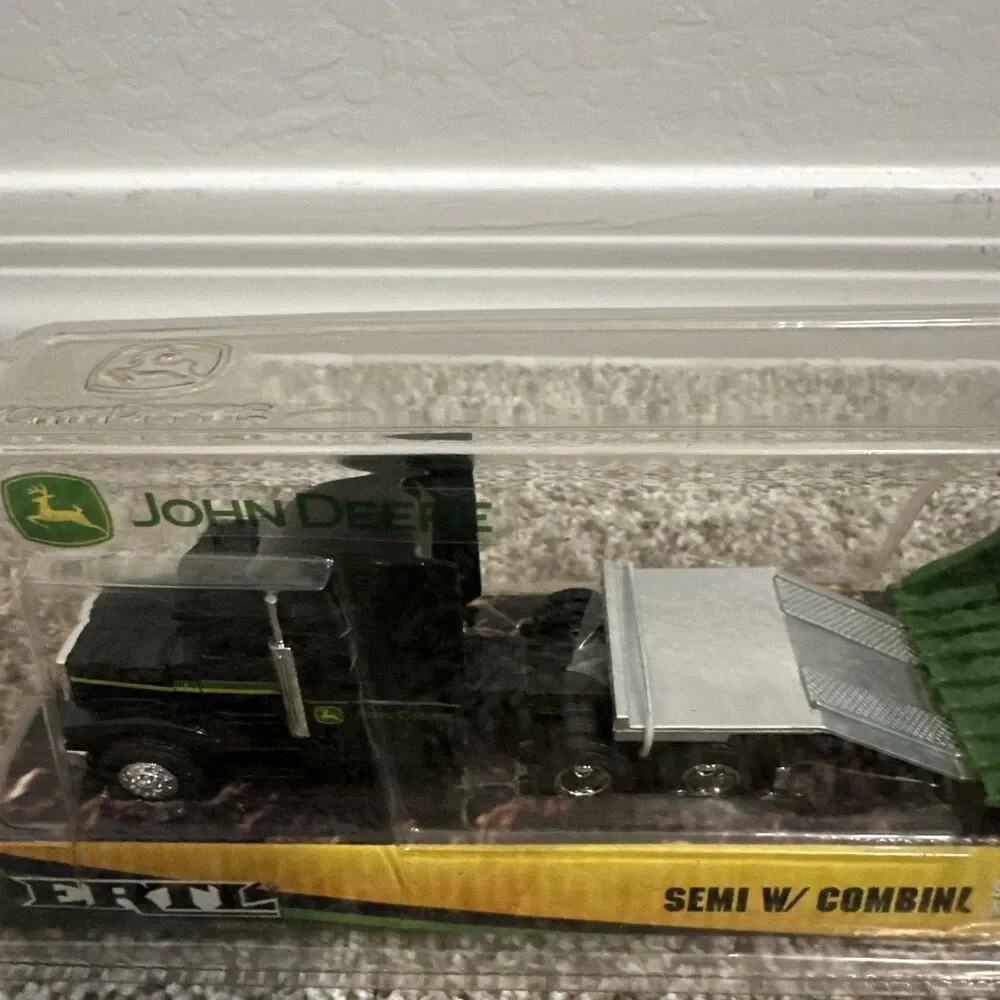 Ertl 35744 1:64 Scale Diecast John Deere Hauler Semi Truck w/Tractors on Trailer